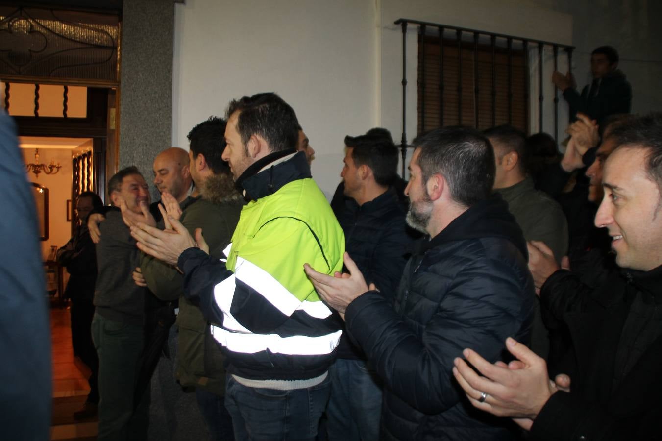 Alfonso Gallardo recibiendo el aplauso de sus trabajadores a las puertas de su casa.