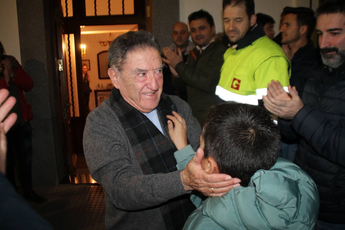 Alfonso Gallardo recibiendo el aplauso de sus trabajadores a las puertas de su casa.