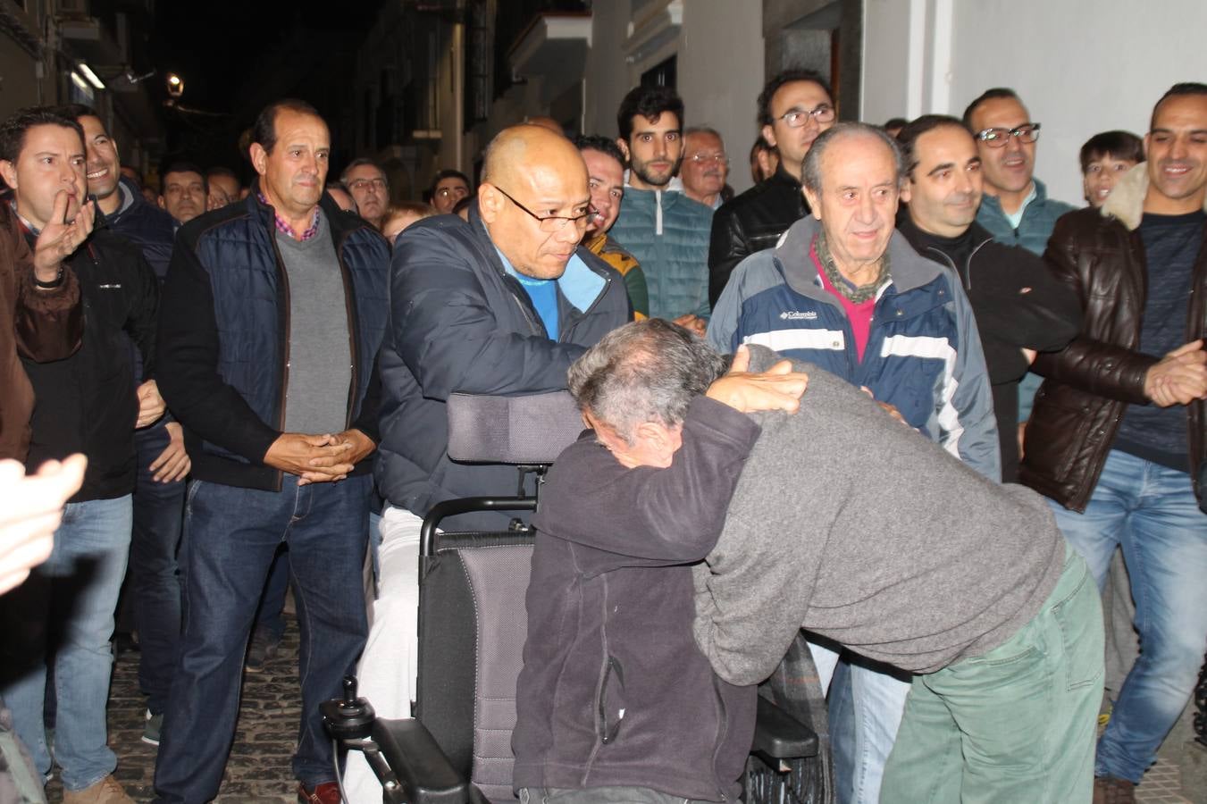 Alfonso Gallardo recibiendo el aplauso de sus trabajadores a las puertas de su casa.