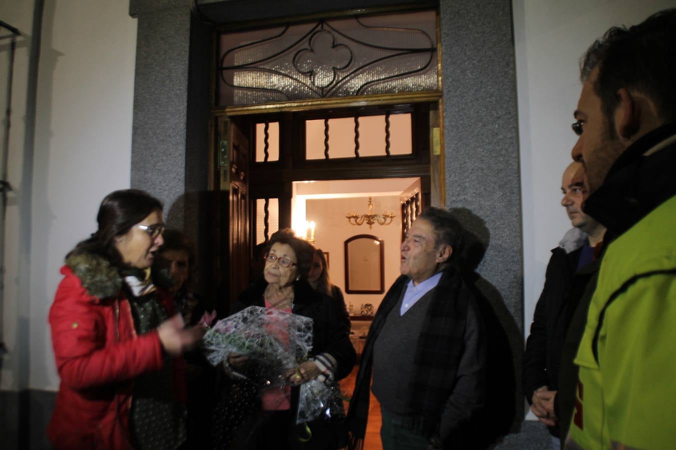 Alfonso Gallardo recibiendo el aplauso de sus trabajadores a las puertas de su casa.