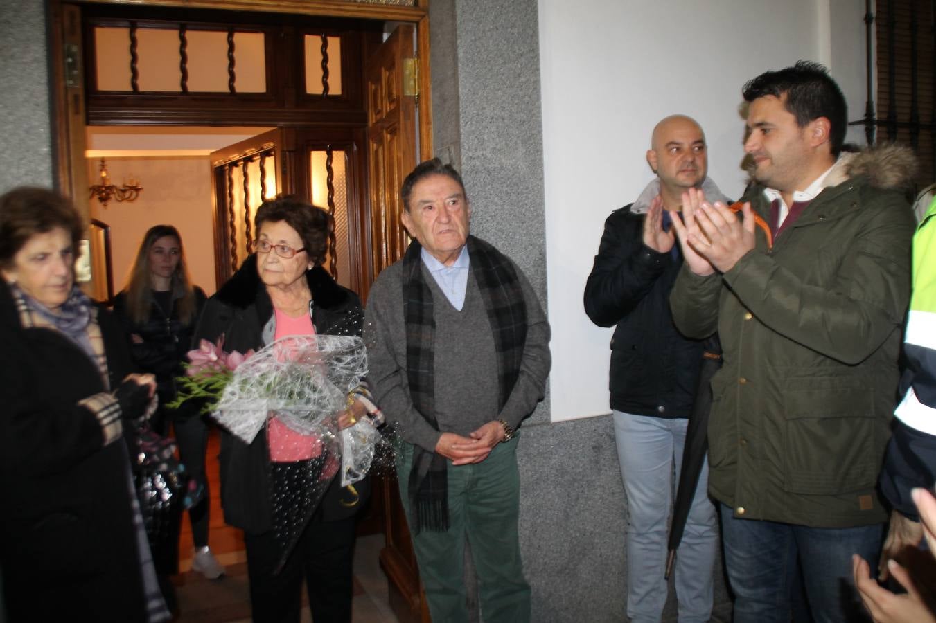 Alfonso Gallardo recibiendo el aplauso de sus trabajadores a las puertas de su casa.