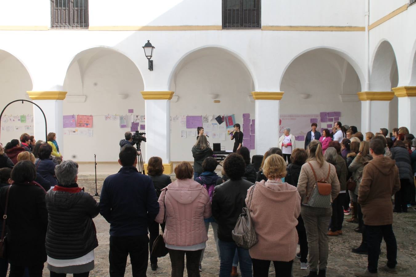 Lectura de un manifiesto a cargo de Plena Inclusión Jerez en el patio del Conventual San Agustín.