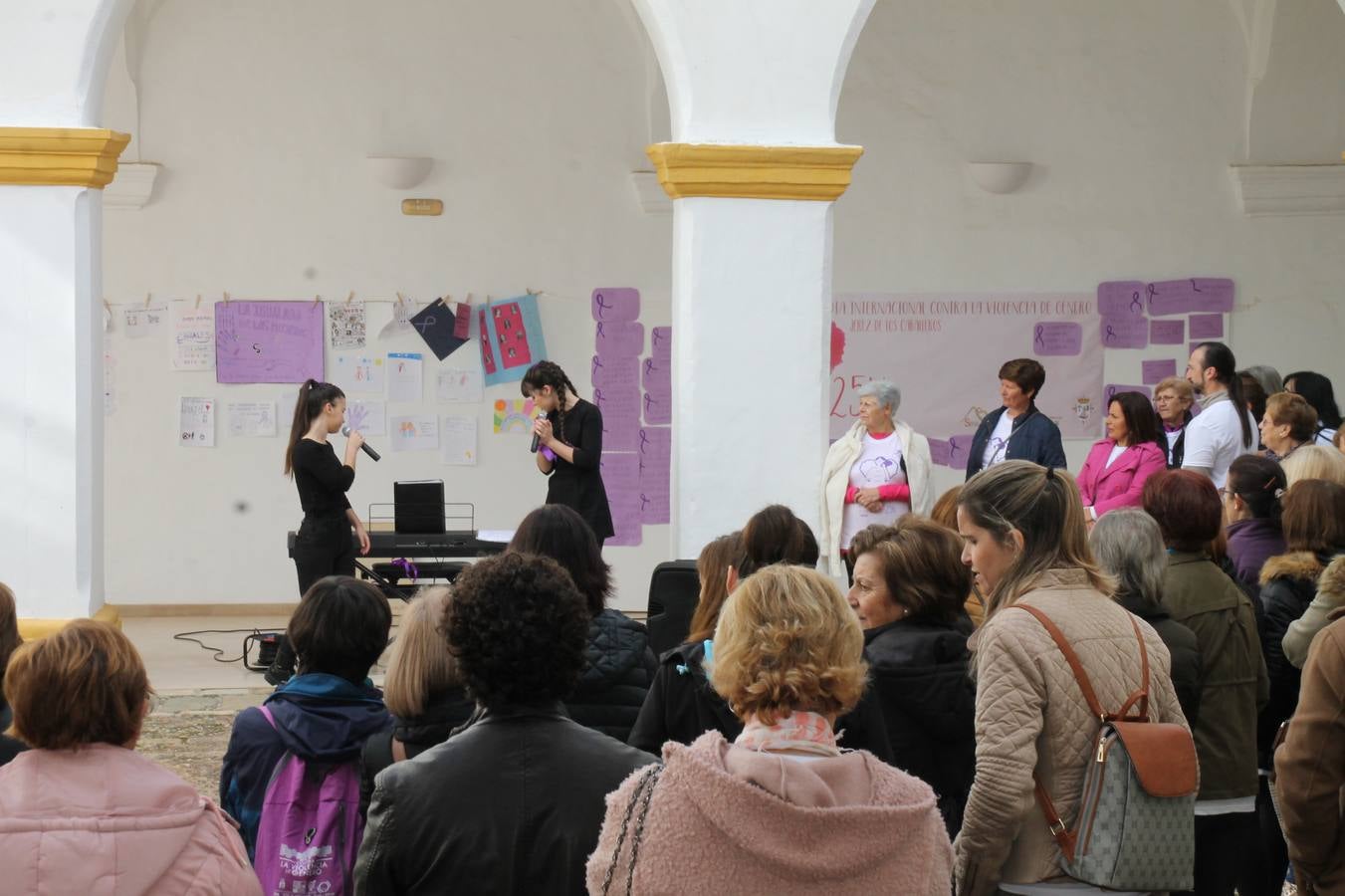 Lectura de un manifiesto a cargo de Plena Inclusión Jerez en el patio del Conventual San Agustín.