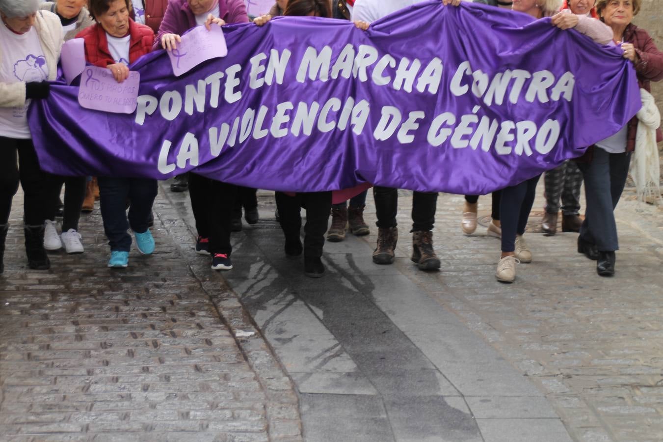 Lectura de un manifiesto a cargo de Plena Inclusión Jerez en el patio del Conventual San Agustín.