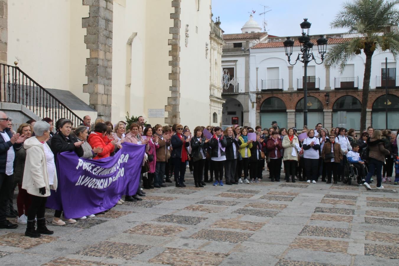 Lectura de un manifiesto a cargo de Plena Inclusión Jerez en el patio del Conventual San Agustín.