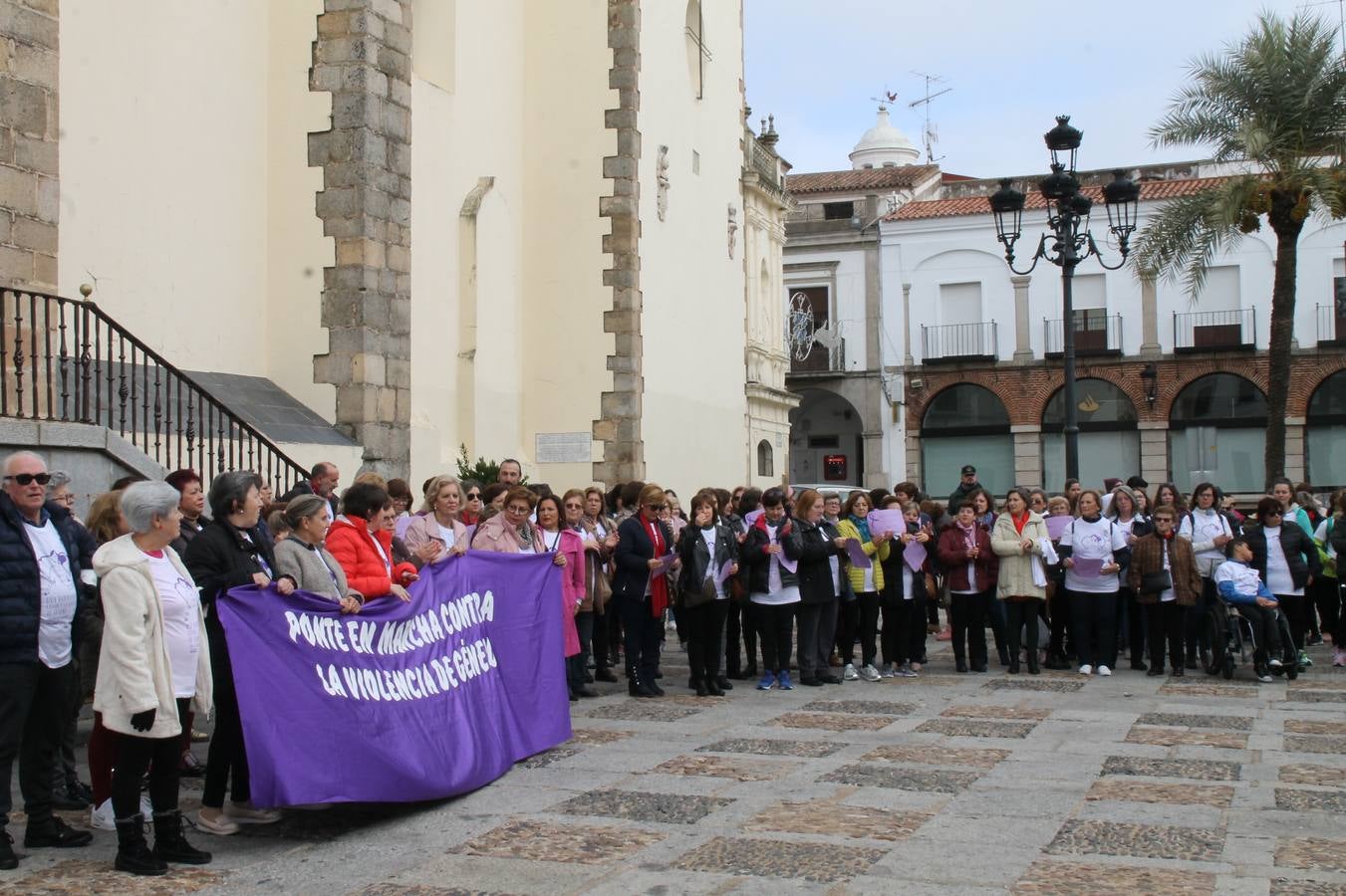 Lectura de un manifiesto a cargo de Plena Inclusión Jerez en el patio del Conventual San Agustín.