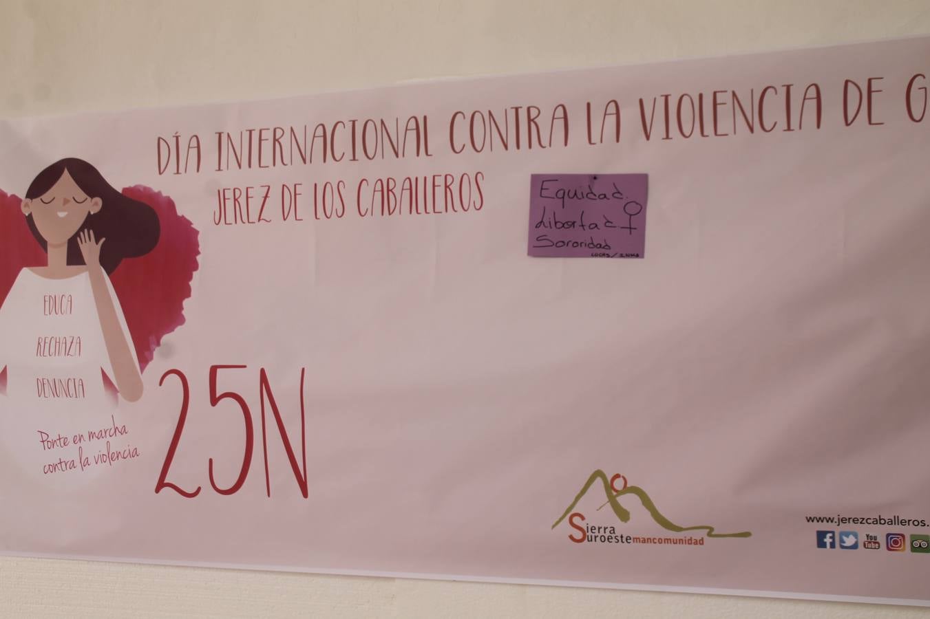 Lectura de un manifiesto a cargo de Plena Inclusión Jerez en el patio del Conventual San Agustín.