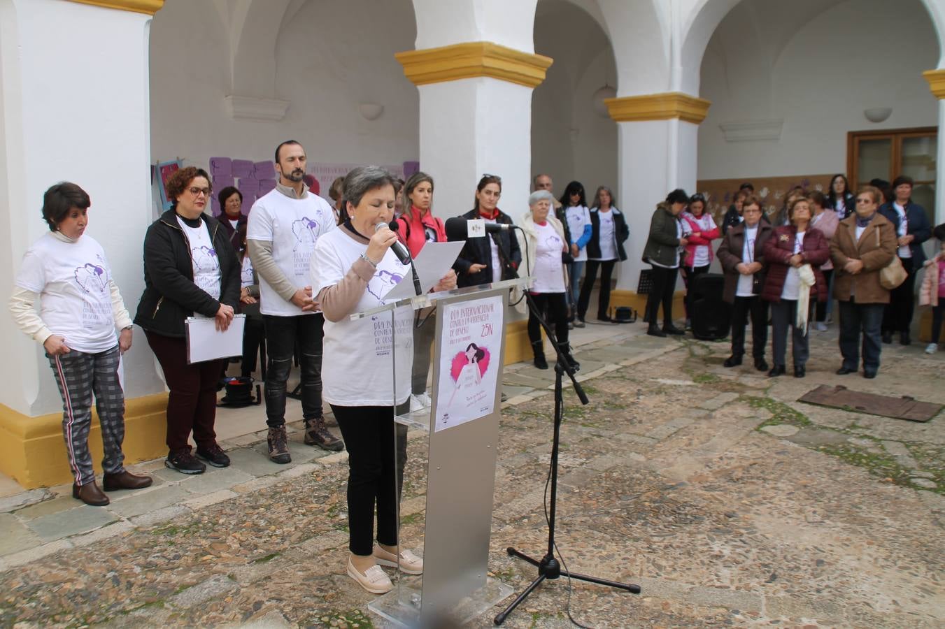 Lectura de un manifiesto a cargo de Plena Inclusión Jerez en el patio del Conventual San Agustín.
