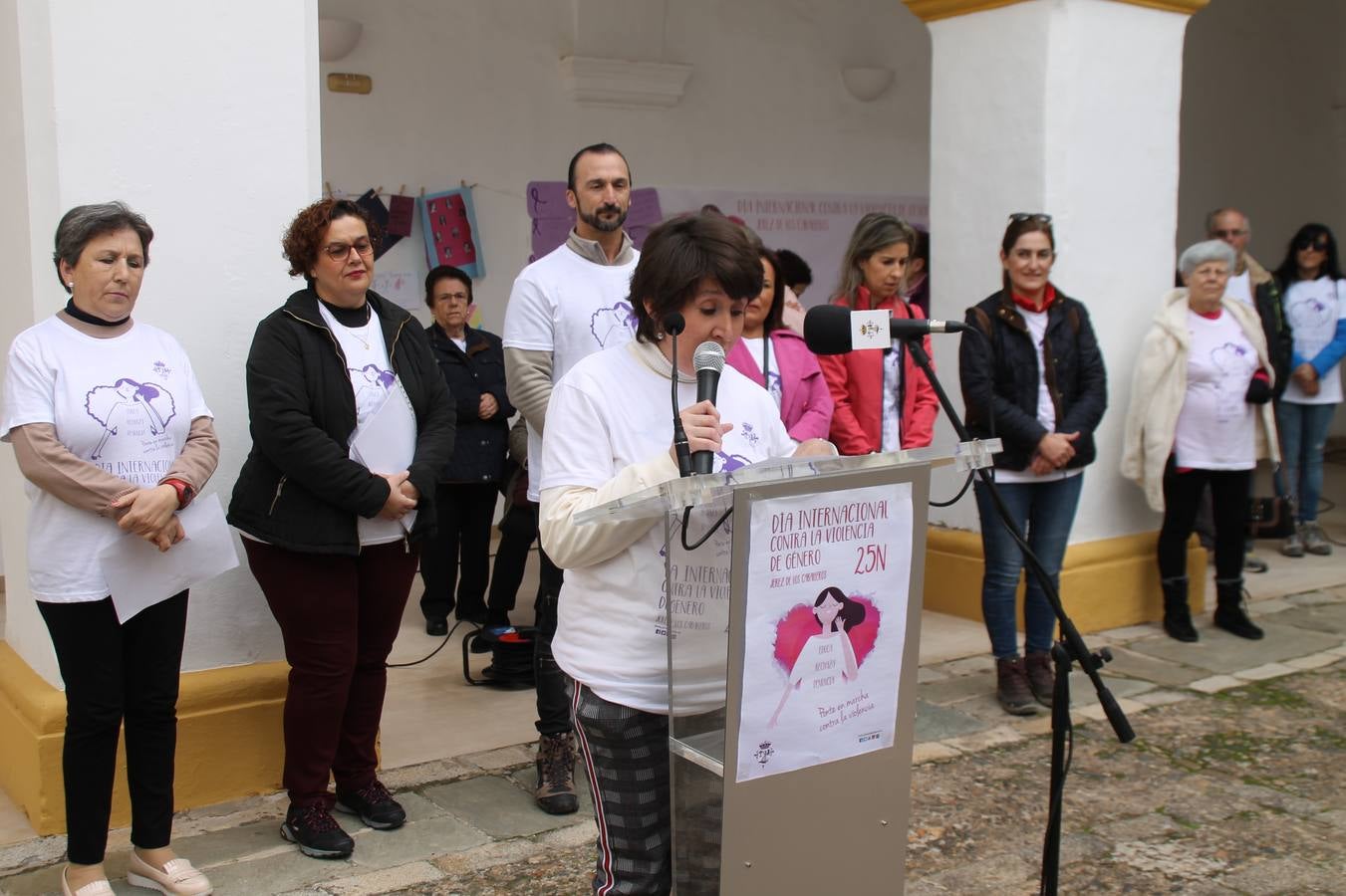 Lectura de un manifiesto a cargo de Plena Inclusión Jerez en el patio del Conventual San Agustín.