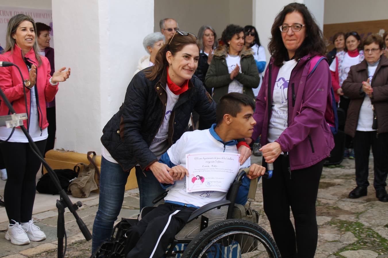 Lectura de un manifiesto a cargo de Plena Inclusión Jerez en el patio del Conventual San Agustín.