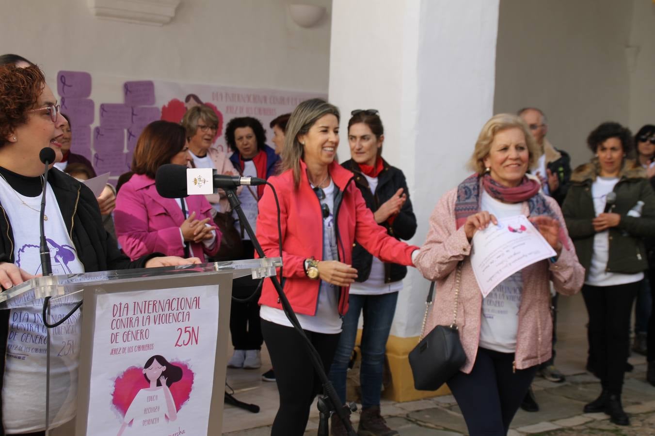 Lectura de un manifiesto a cargo de Plena Inclusión Jerez en el patio del Conventual San Agustín.