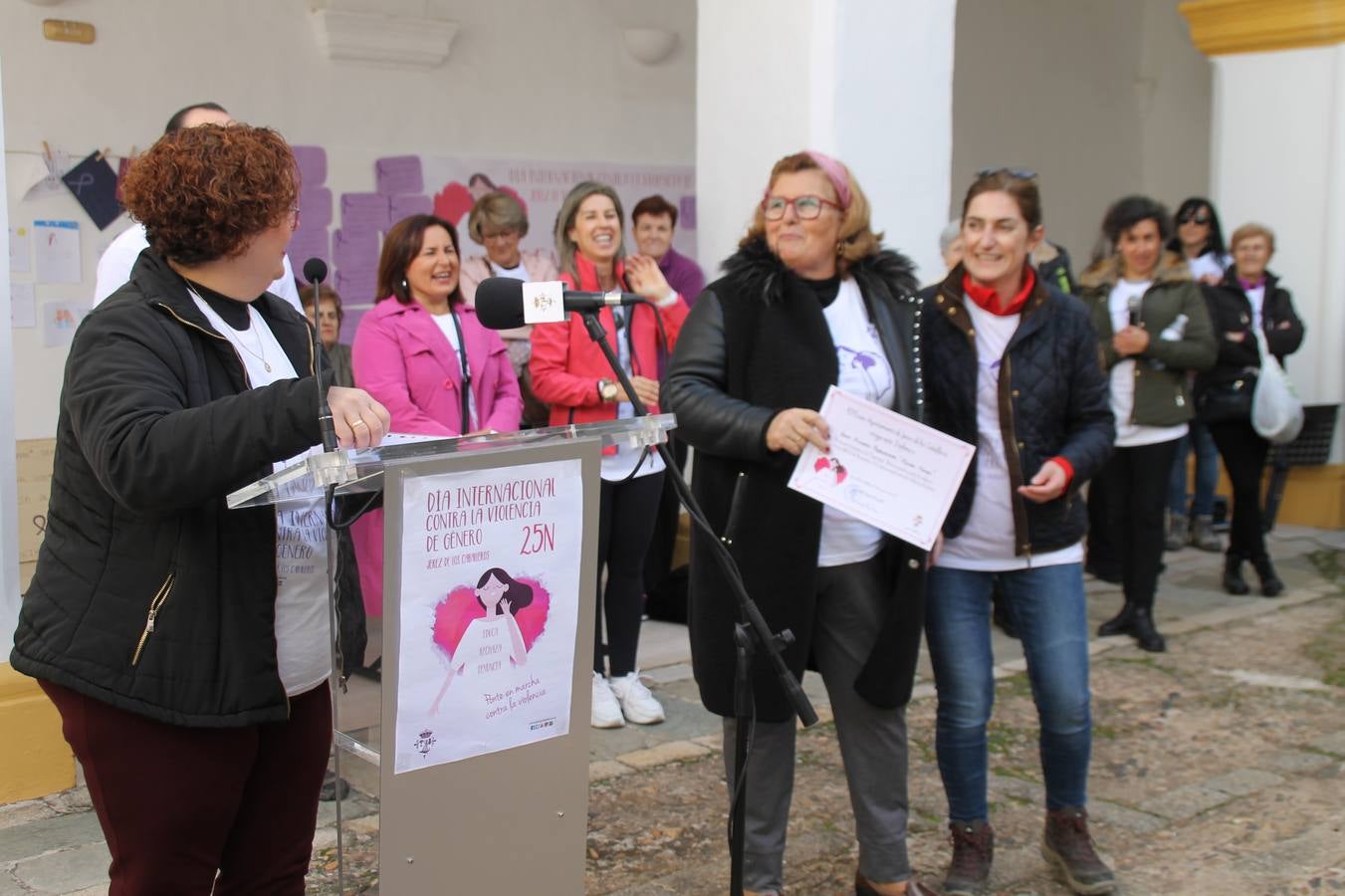 Lectura de un manifiesto a cargo de Plena Inclusión Jerez en el patio del Conventual San Agustín.