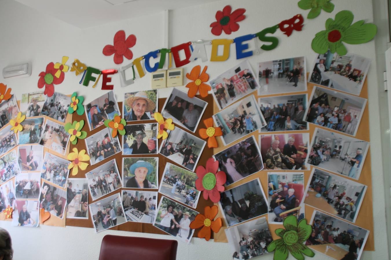 Un gran mural con fotografías de momentos y experiencias vividas para felicitar a Pilar Sotomayor Macías ha presidido la celebración de su 100 cumpleaños.
