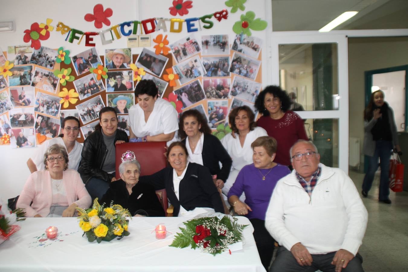 Un gran mural con fotografías de momentos y experiencias vividas para felicitar a Pilar Sotomayor Macías ha presidido la celebración de su 100 cumpleaños.