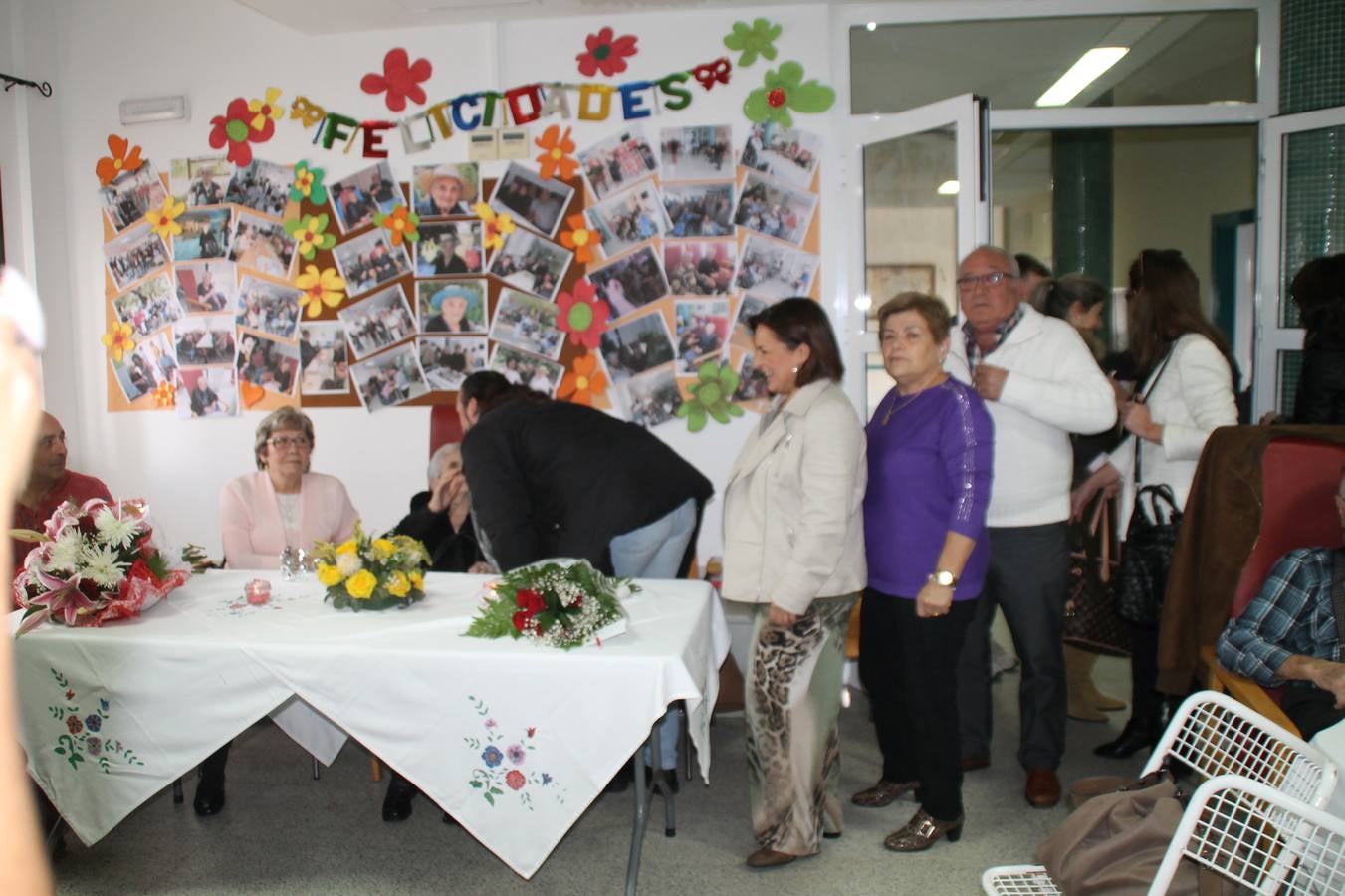 Un gran mural con fotografías de momentos y experiencias vividas para felicitar a Pilar Sotomayor Macías ha presidido la celebración de su 100 cumpleaños.