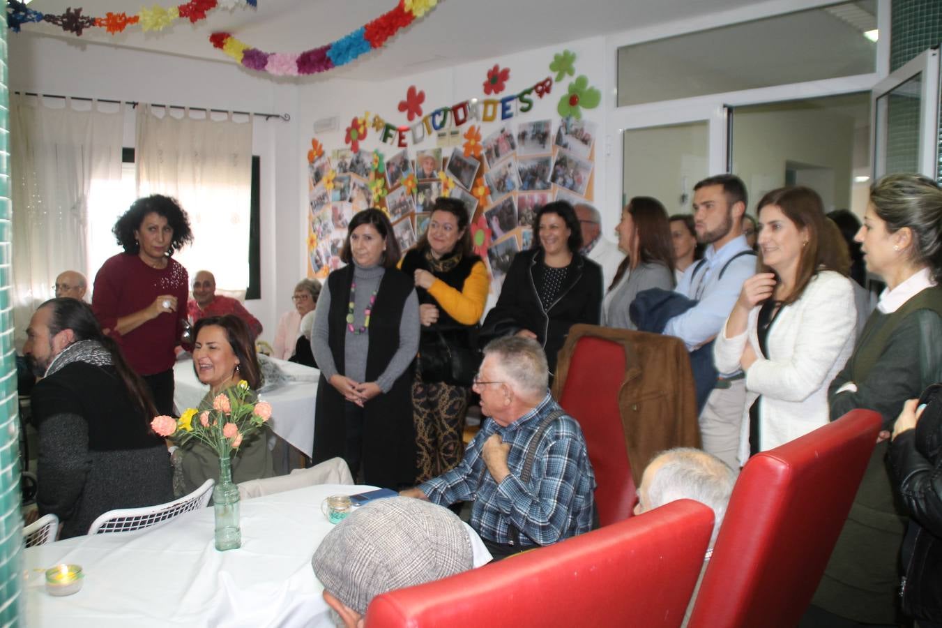 Un gran mural con fotografías de momentos y experiencias vividas para felicitar a Pilar Sotomayor Macías ha presidido la celebración de su 100 cumpleaños.