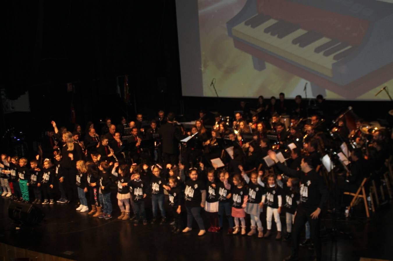 Los alumnos más pequeños de la Escuela de Música en su estreno en el Conciertazo.