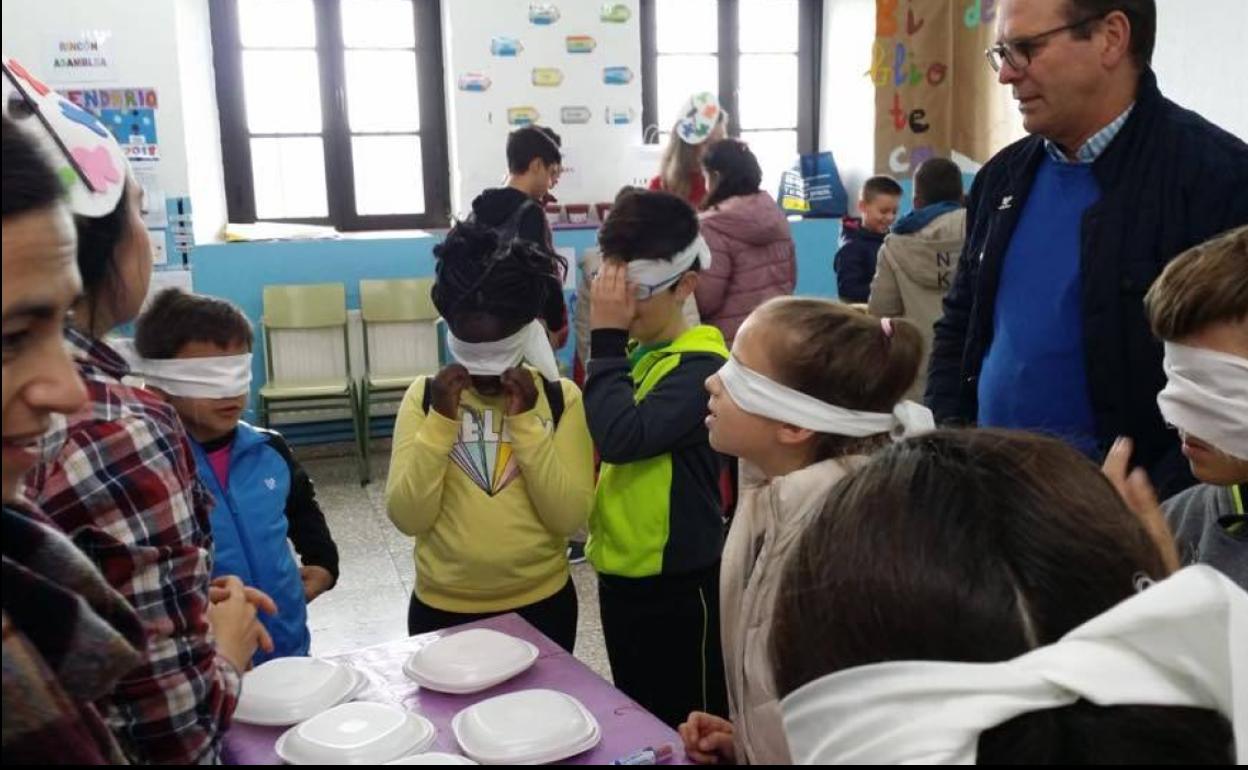 El Colegio Aguasantas acoge este martes talleres para ponerse en la piel de personas con alguna discapaciad.