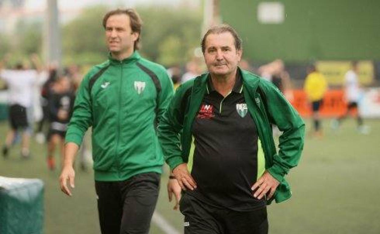 Francisco José Vázquez Rubio, a la izquierda de la imagen, junto a su tío José Antonio Vázquez Bermejo en una foto de archivo cuando este último era entrenador del Jerez.