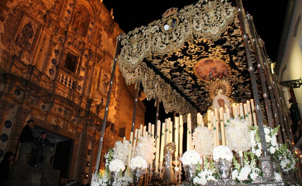 Imagen de la Esperanza Macarena junto al templo patronal de San Bartolomé.
