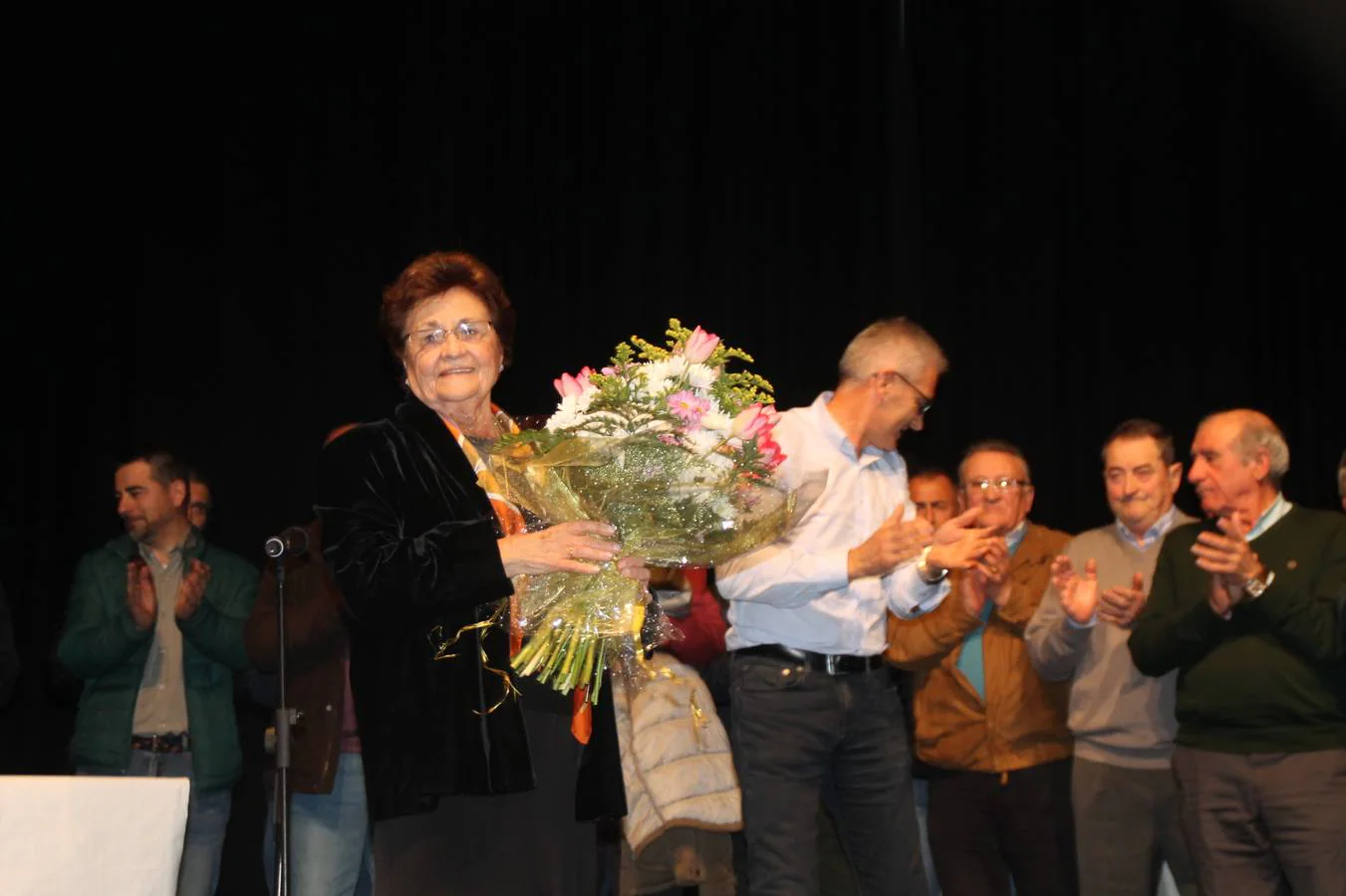 Alfonso Gallardo rodeado de sus trabajadores más antiguos y miembros de los comités de empresa organizadores del homenaje.