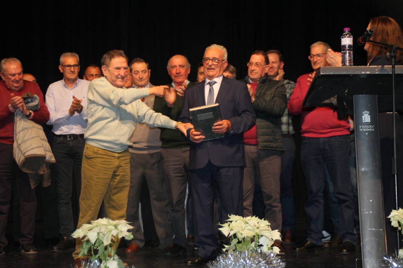 Alfonso Gallardo rodeado de sus trabajadores más antiguos y miembros de los comités de empresa organizadores del homenaje.