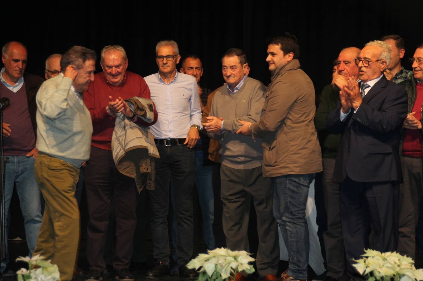 Alfonso Gallardo rodeado de sus trabajadores más antiguos y miembros de los comités de empresa organizadores del acto.