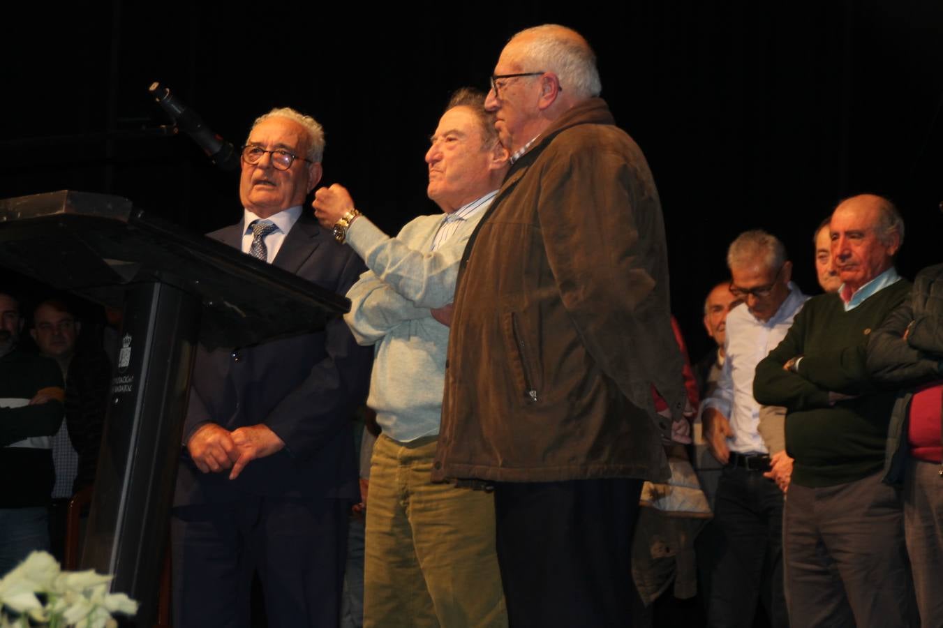 Alfonso Gallardo rodeado de sus trabajadores más antiguos y miembros de los comités de empresa organizadores del acto.