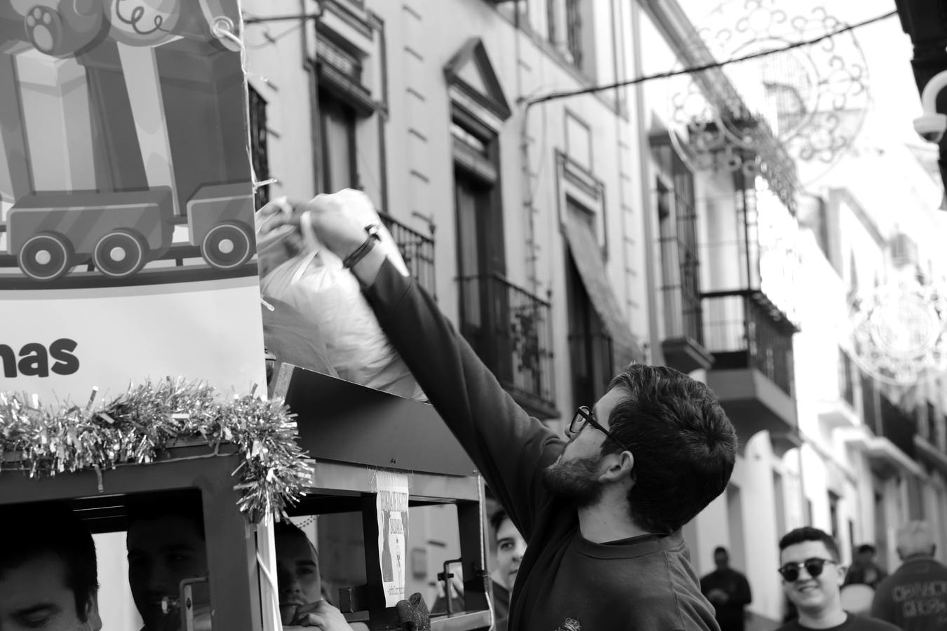 Durante el ensayo solidario recabando juguetes por las calles de Jerez.