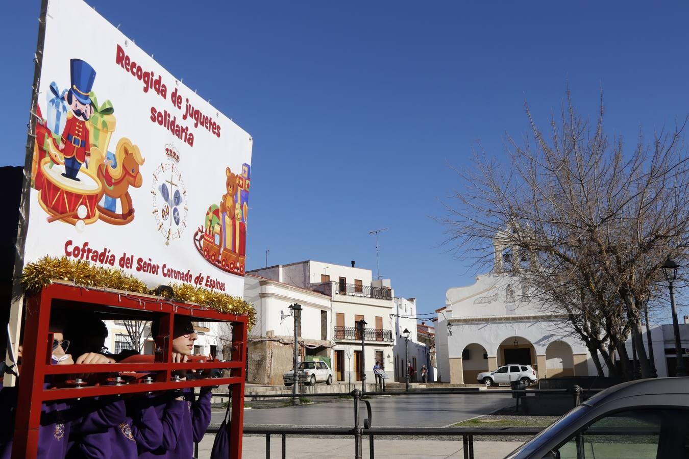 Durante el ensayo solidario recabando juguetes por las calles de Jerez.