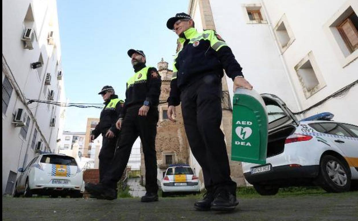 Agentes de la Policía Local de Mérida el viernes pasado. El de la derecha porta un desfibrilador.