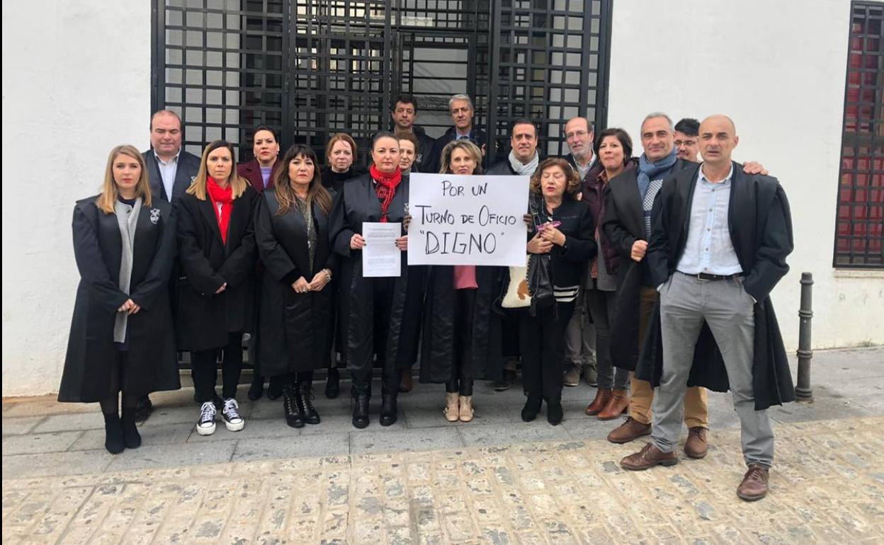 Abogados del partido judicial de Jerez durante su concentración hoy a las puertas del Palacio de Justicia de esta localidad.