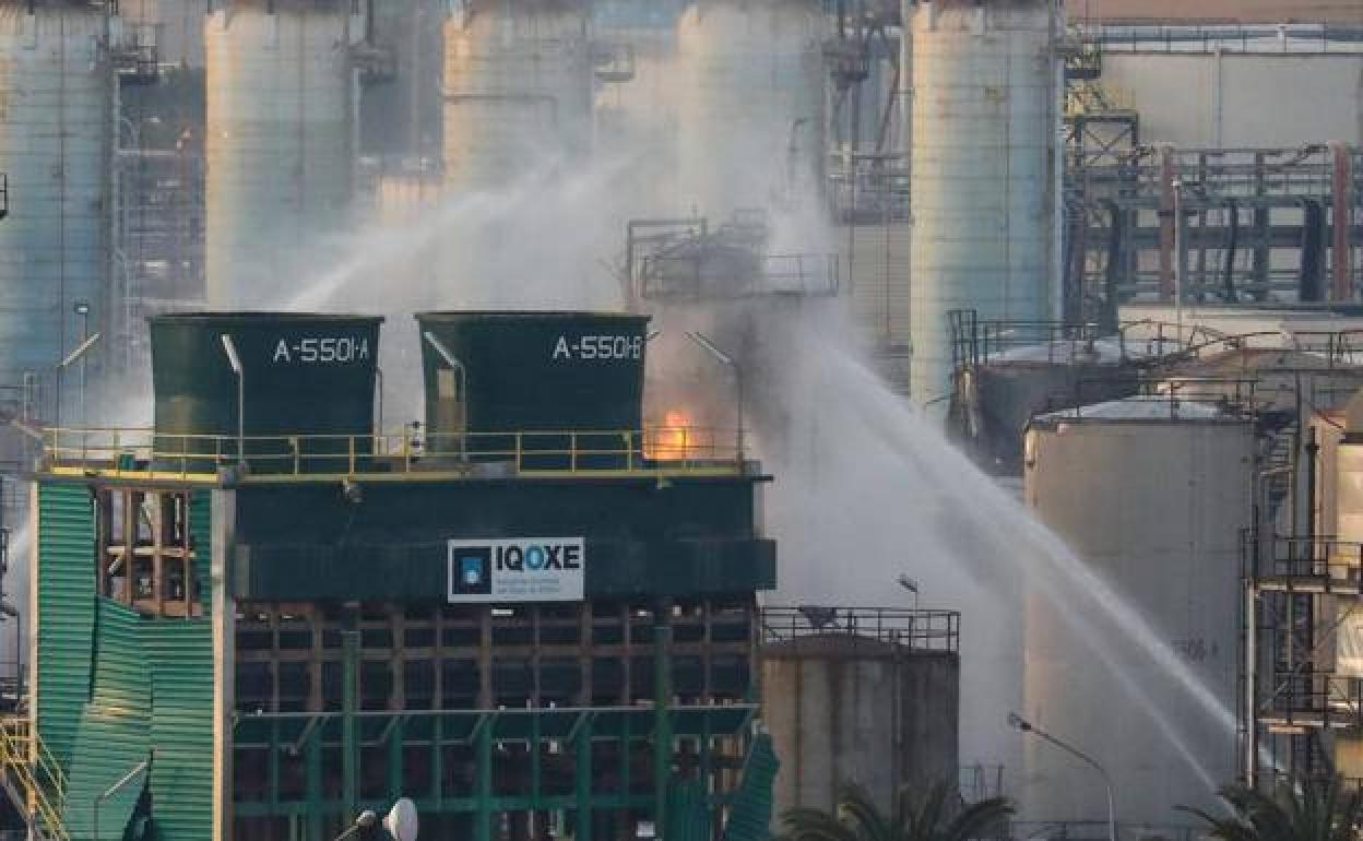 Afectó a una de las cisternas de la empresa, que esta mañana continúa ardiendo, en una combustión controlada por los bomberos.