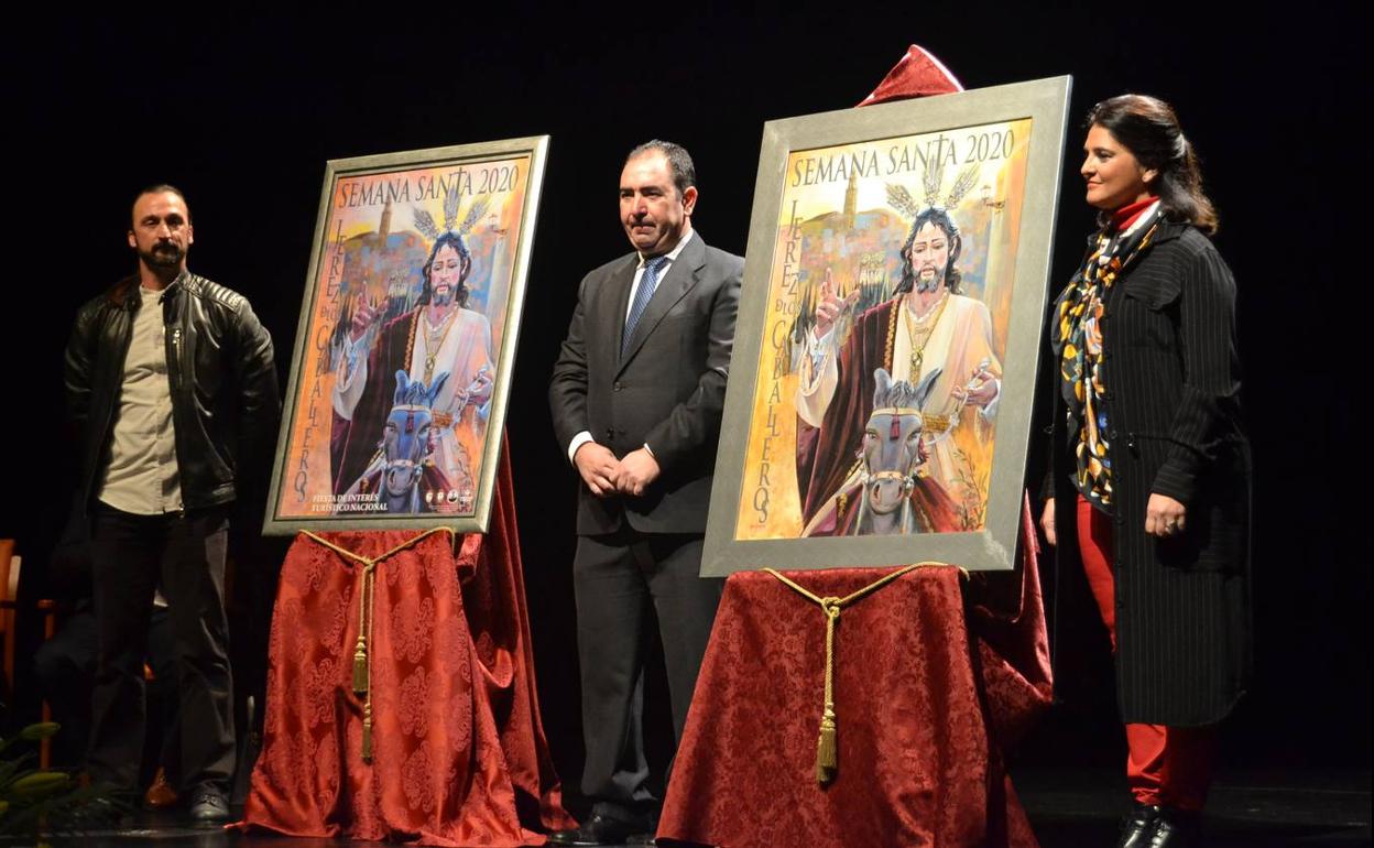 Nuria Barrera, el presidente de la Junta de Cofradías y el alcalde de Jerez,junto a la obra original y al cartel de la Semana Santa de Jerez de los Caballeros 2020.