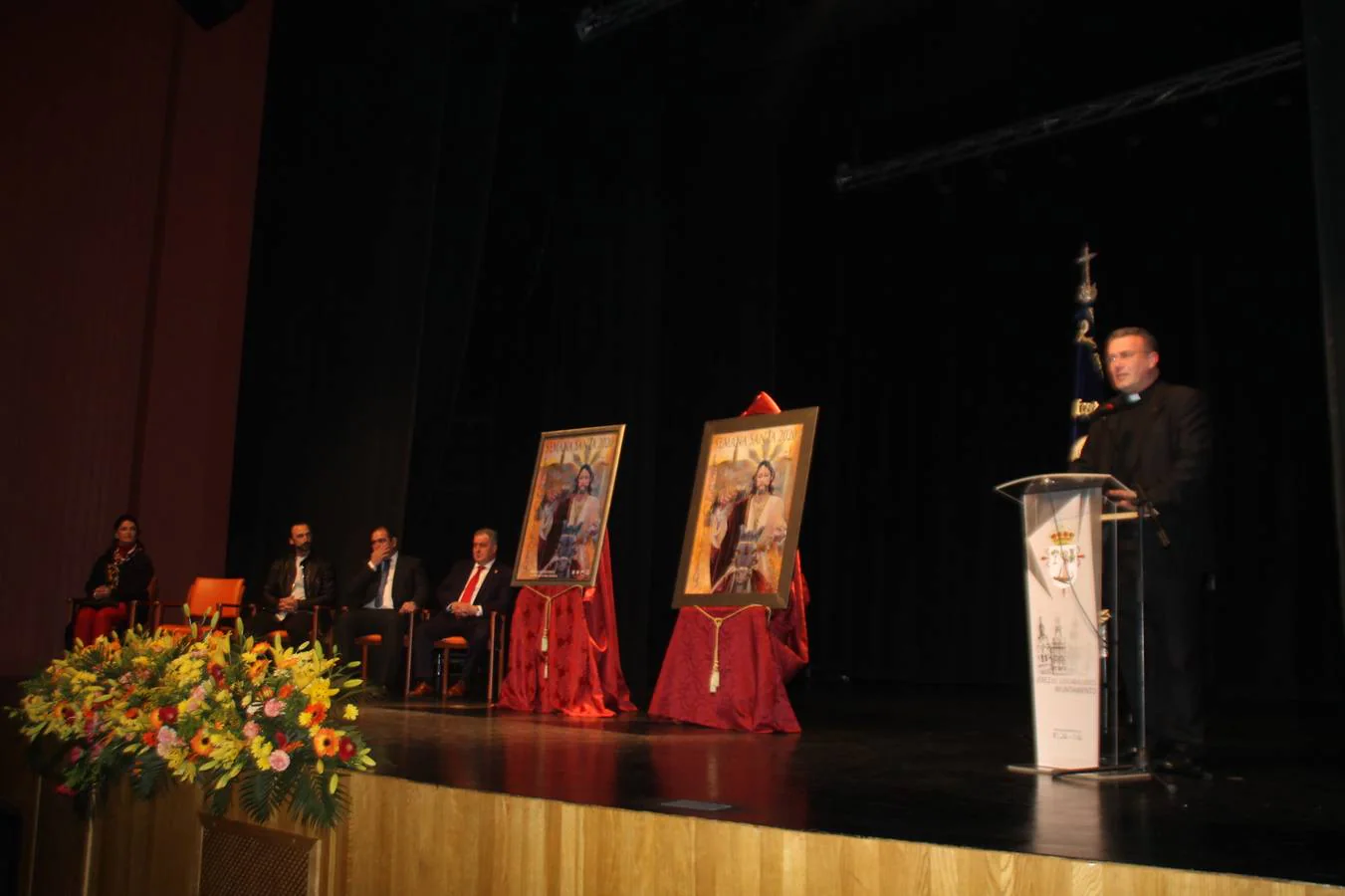 La autora del cartel,Nuria Barrera, el presidente de la Junta de Cofradías, el alcalde de Jerez, el Hermano Mayor de la Cofradía de Santo Domingo de Guzmán y el párroco de la ciudad, junto al cartel que anuncia la Semana Santa de Jerez de los Caballeros 2020. 