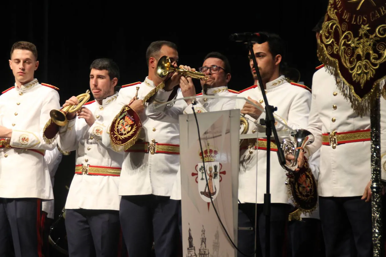 La autora del cartel,Nuria Barrera, el presidente de la Junta de Cofradías, el alcalde de Jerez, el Hermano Mayor de la Cofradía de Santo Domingo de Guzmán y el párroco de la ciudad, junto al cartel que anuncia la Semana Santa de Jerez de los Caballeros 2020. 