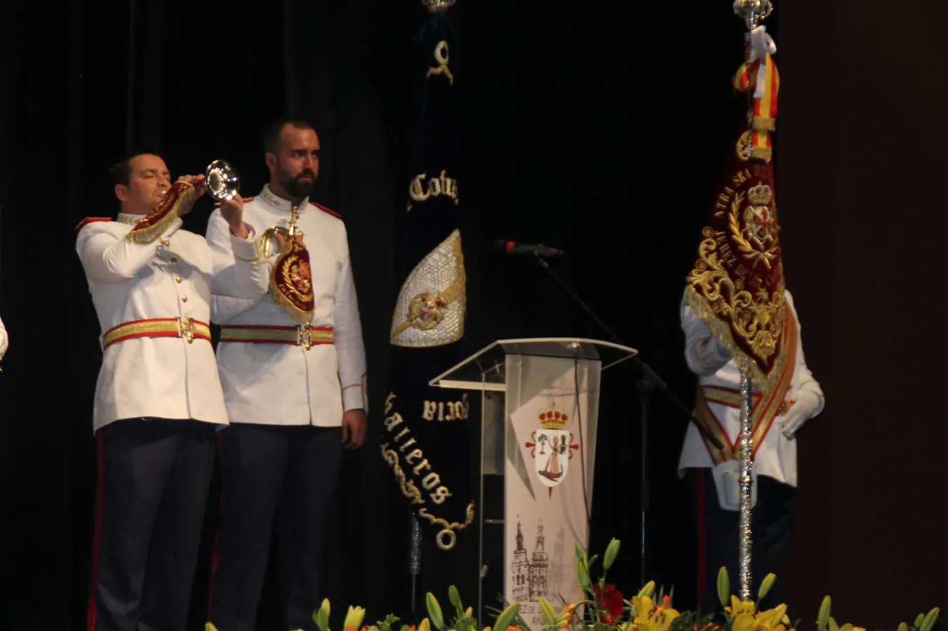 La autora del cartel,Nuria Barrera, el presidente de la Junta de Cofradías, el alcalde de Jerez, el Hermano Mayor de la Cofradía de Santo Domingo de Guzmán y el párroco de la ciudad, junto al cartel que anuncia la Semana Santa de Jerez de los Caballeros 2020. 