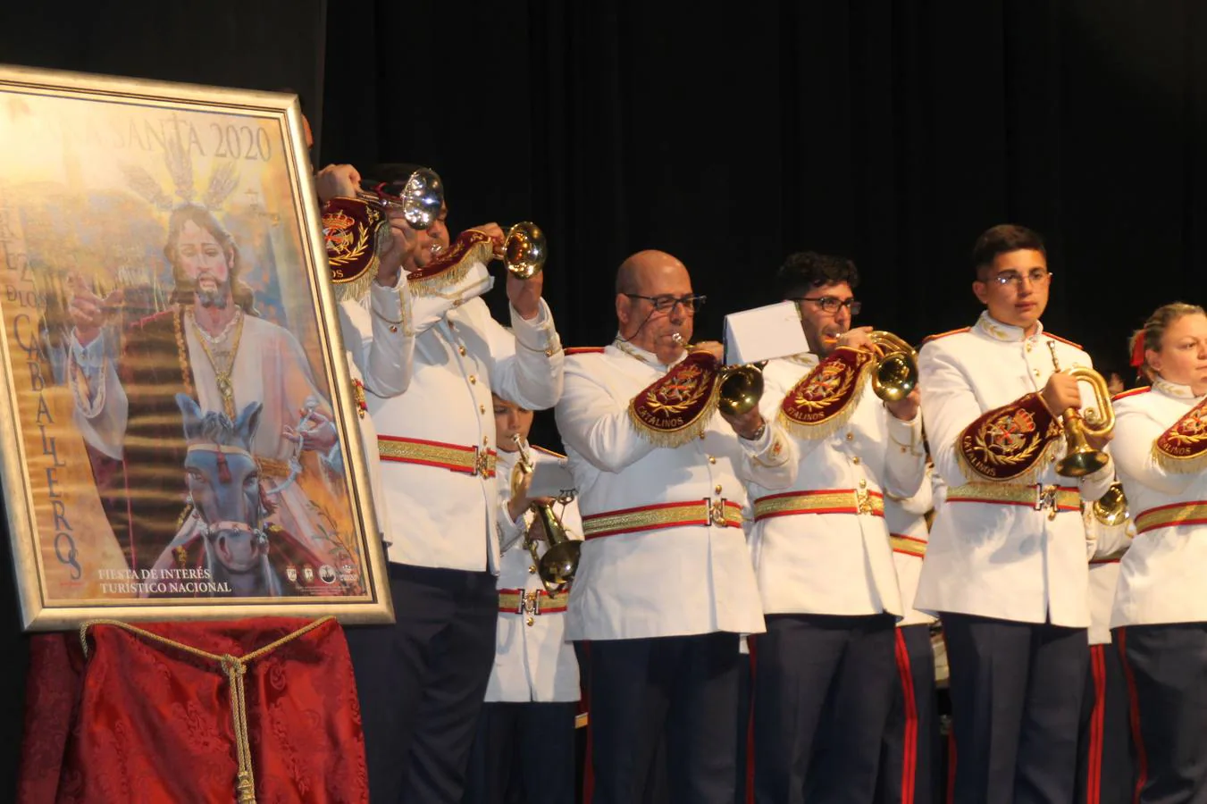 La autora del cartel,Nuria Barrera, el presidente de la Junta de Cofradías, el alcalde de Jerez, el Hermano Mayor de la Cofradía de Santo Domingo de Guzmán y el párroco de la ciudad, junto al cartel que anuncia la Semana Santa de Jerez de los Caballeros 2020. 