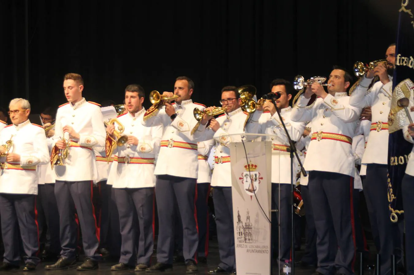 La autora del cartel,Nuria Barrera, el presidente de la Junta de Cofradías, el alcalde de Jerez, el Hermano Mayor de la Cofradía de Santo Domingo de Guzmán y el párroco de la ciudad, junto al cartel que anuncia la Semana Santa de Jerez de los Caballeros 2020. 