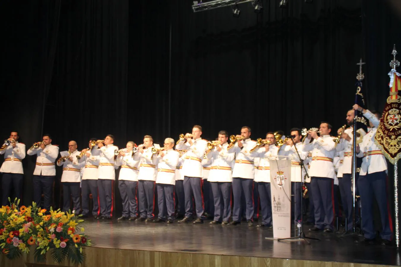 La autora del cartel,Nuria Barrera, el presidente de la Junta de Cofradías, el alcalde de Jerez, el Hermano Mayor de la Cofradía de Santo Domingo de Guzmán y el párroco de la ciudad, junto al cartel que anuncia la Semana Santa de Jerez de los Caballeros 2020. 