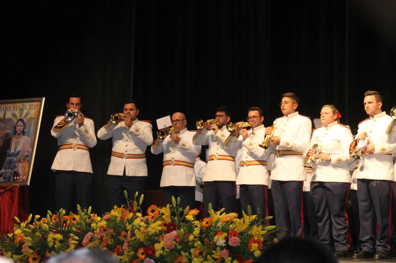 La autora del cartel,Nuria Barrera, el presidente de la Junta de Cofradías, el alcalde de Jerez, el Hermano Mayor de la Cofradía de Santo Domingo de Guzmán y el párroco de la ciudad, junto al cartel que anuncia la Semana Santa de Jerez de los Caballeros 2020. 