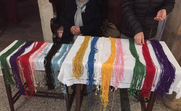 Hoy se han puesto a la venta los cordones de San Blas en el templo de Santa María.