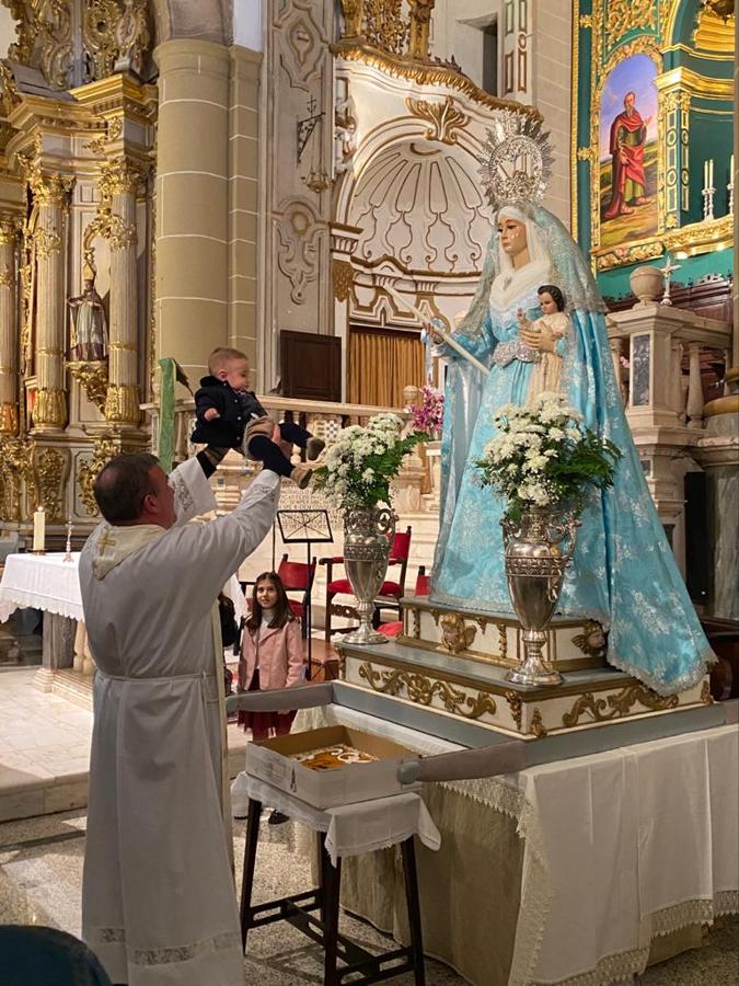 Presentación de los niños a la Virgen en la celebración de La Candelaria. 