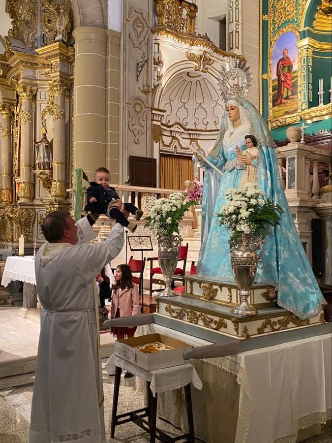 Presentación de los niños a la Virgen en la celebración de La Candelaria. 