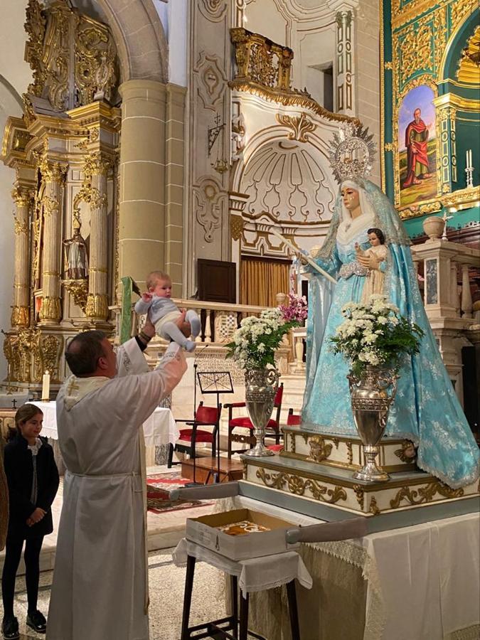 Presentación de los niños a la Virgen en la celebración de La Candelaria. 