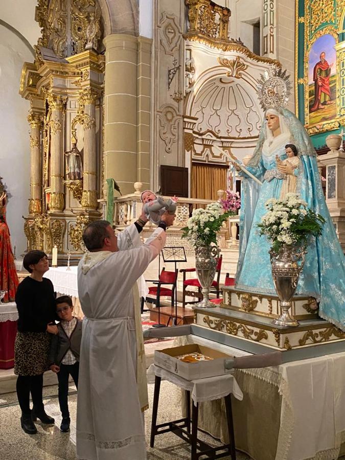 Presentación de los niños a la Virgen en la celebración de La Candelaria. 