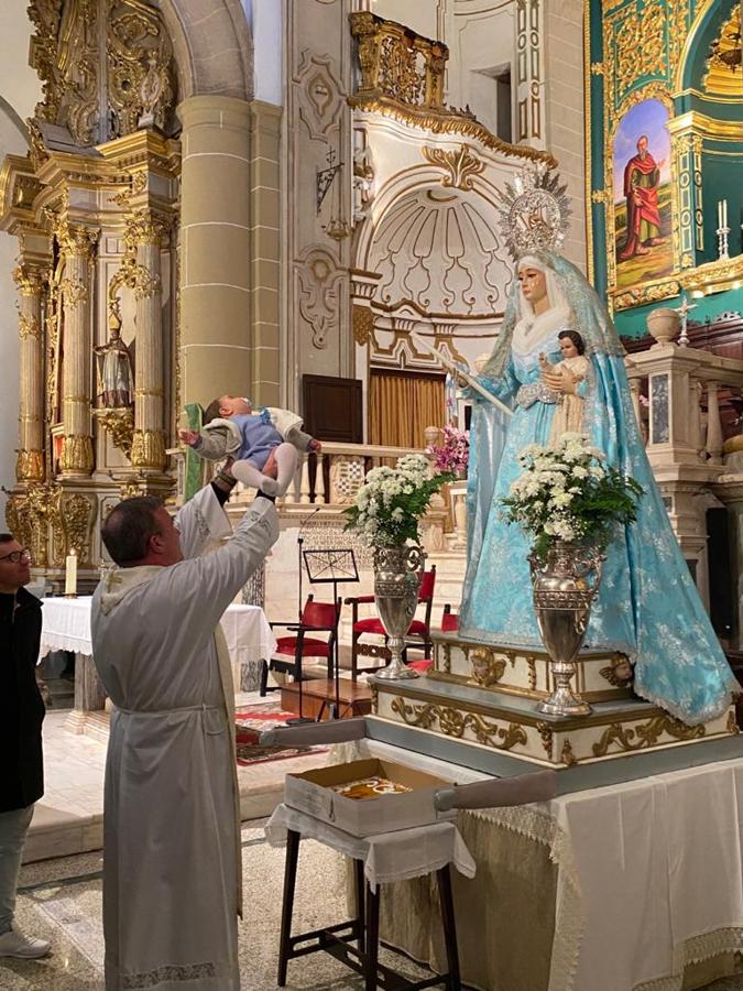 Presentación de los niños a la Virgen en la celebración de La Candelaria. 