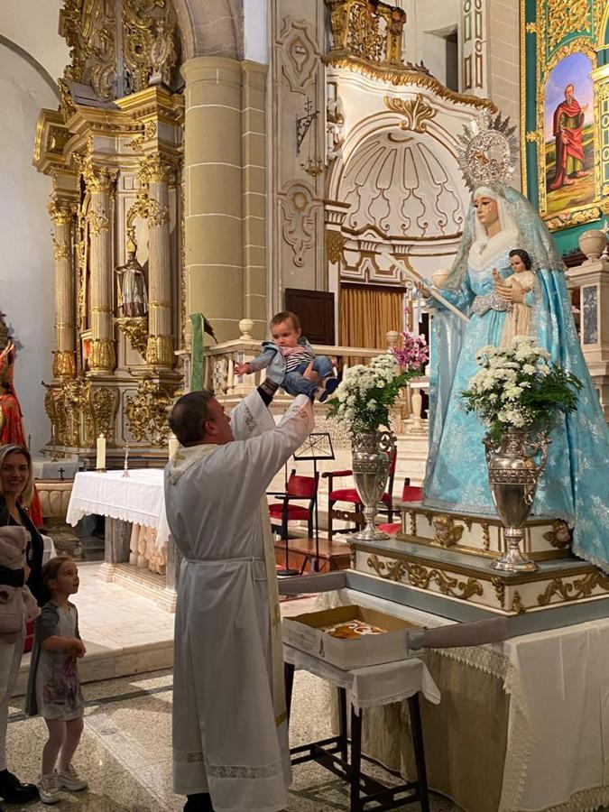 Presentación de los niños a la Virgen en la celebración de La Candelaria. 