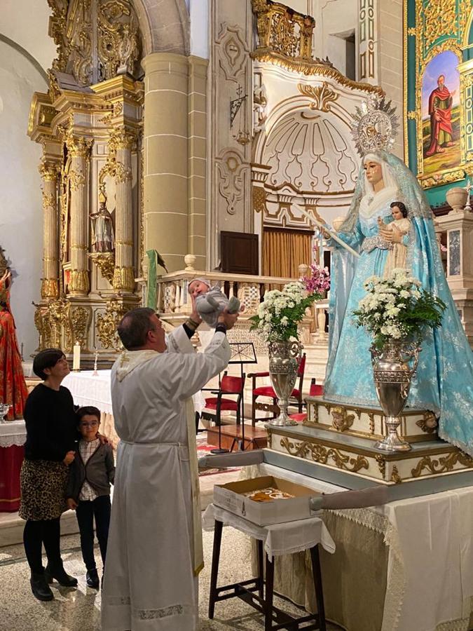 Presentación de los niños a la Virgen en la celebración de La Candelaria. 