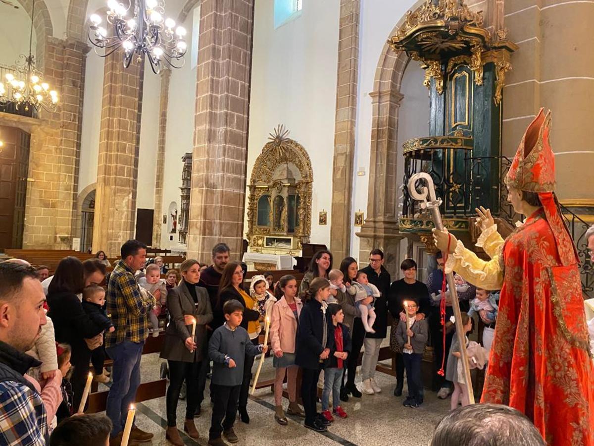 Presentación de los niños a la Virgen en la celebración de La Candelaria. 